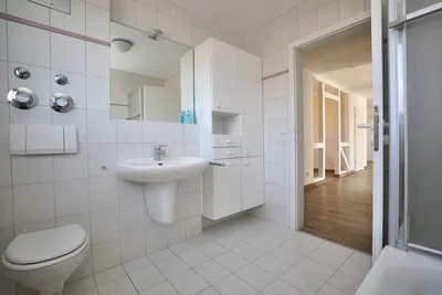 Eigentumswohnung mit 4-5-Zi. mit ca. 130 qm Wfl., 2 Bäder, großer überdachter Balkon, Garage und Stellplatz – Bild 4