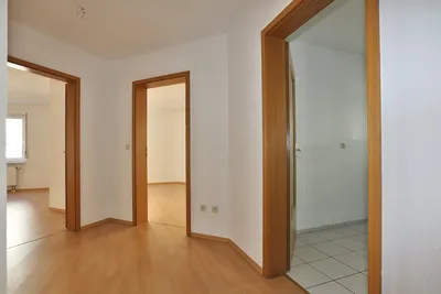 Gepflegte 2-Zi.-Wohnung in Gera, Bj. 1996 mit Einbauküche und Pkw-Stellplatz – Bild 6