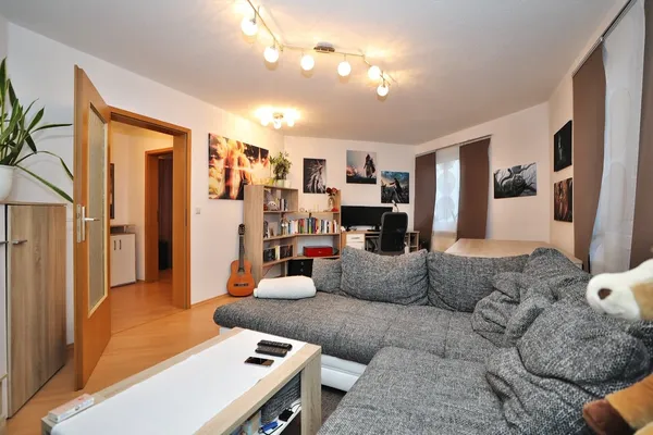 Gepflegte 2-Zi.-Wohnung in Gera, Bj. 1996 mit Einbauküche und Pkw-Stellplatz