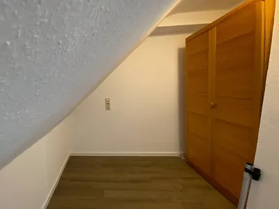 Bad Cannstatt, 1-Zi.-DG-Wohnung mit Kochnische und Bad (ohne Balkon), ideal für Pendler – Bild 2