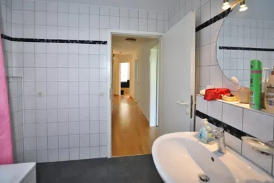 Fellbach - 3-Zi.-Whg, Balk., E-Küche, 2 Bäder, eigenes kl. Gärtchen am Haus, sofort beziehbar – Bild 4
