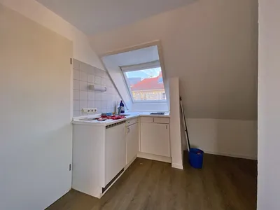 Bad Cannstatt, 1-Zi.-DG-Wohnung mit Kochnische und Bad (ohne Balkon), ideal für Pendler – Bild 5