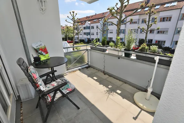 Fellbach - 3-Zi.-Whg, Balk., E-Küche, 2 Bäder, eigenes kl. Gärtchen am Haus, sofort beziehbar